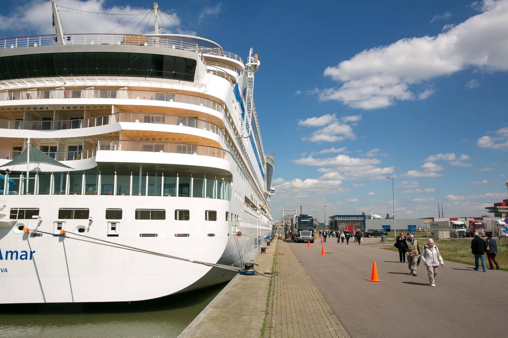 amsterdam cruise ship arrivals